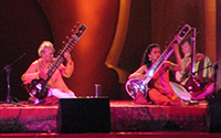 Anoushka Sankar et son père Ravi Shankar jouent du Sitar Instrument de musique d'Inde